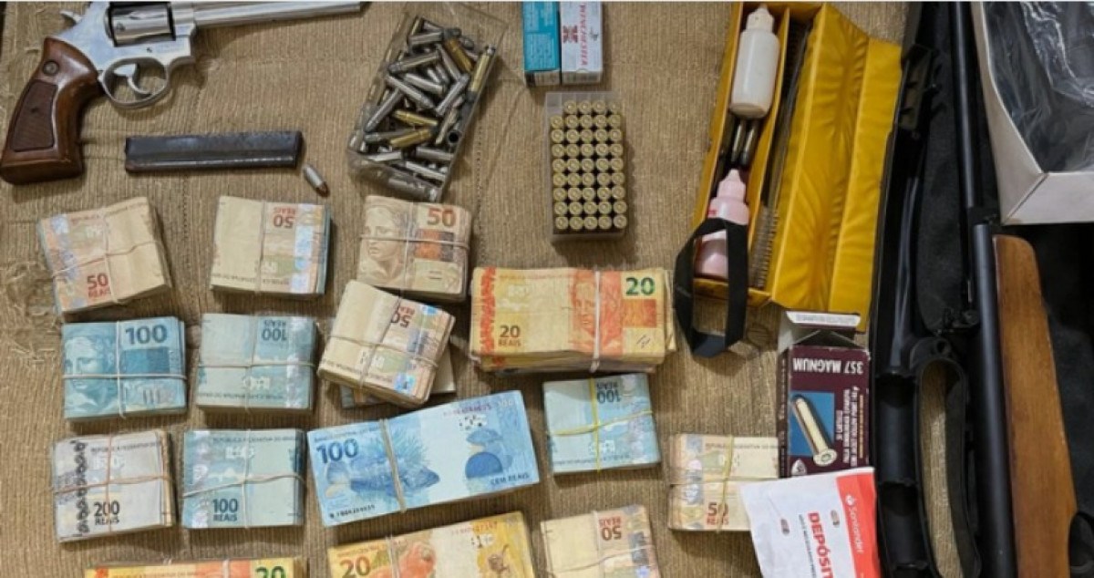 Dinheiro e armas apreendidos durante a operação que investigou a quadrilha